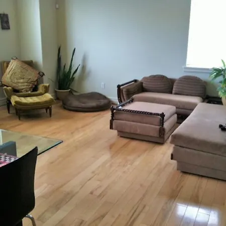 Spacious Townhome Near Downtown